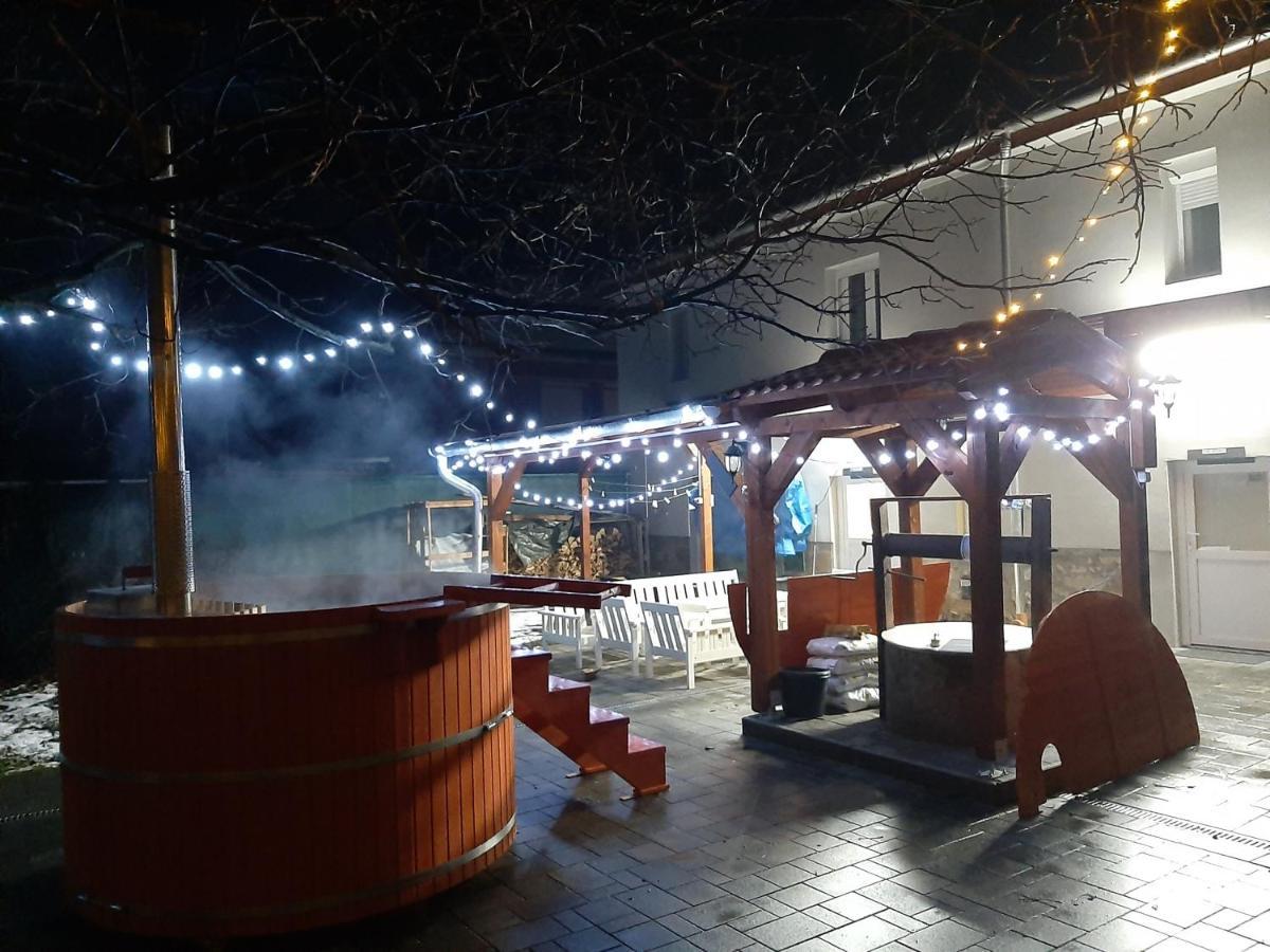 E-Tekergok Haza Hotel Bukkzserc Екстериор снимка