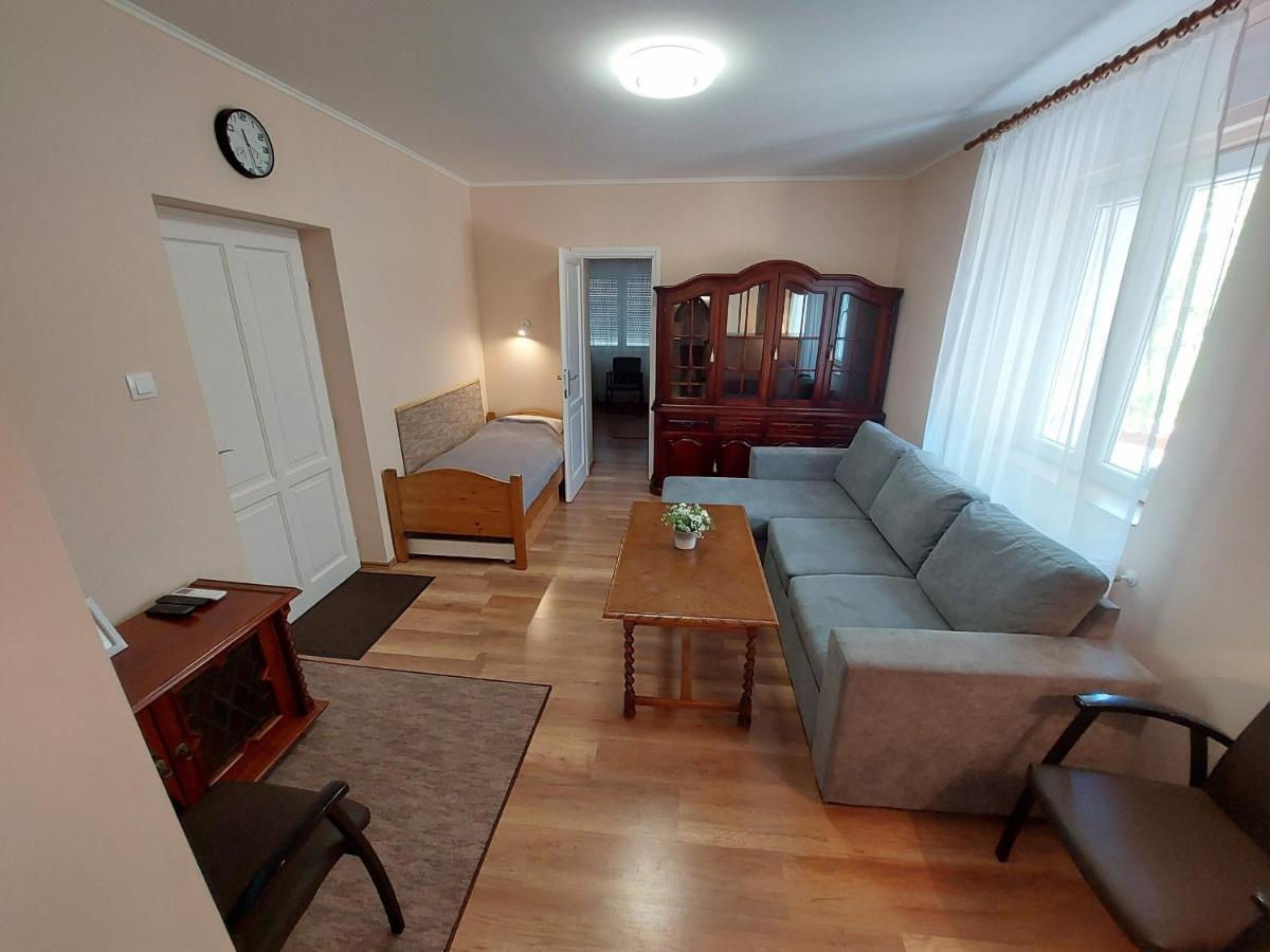 E-Tekergok Haza Hotel Bukkzserc Екстериор снимка